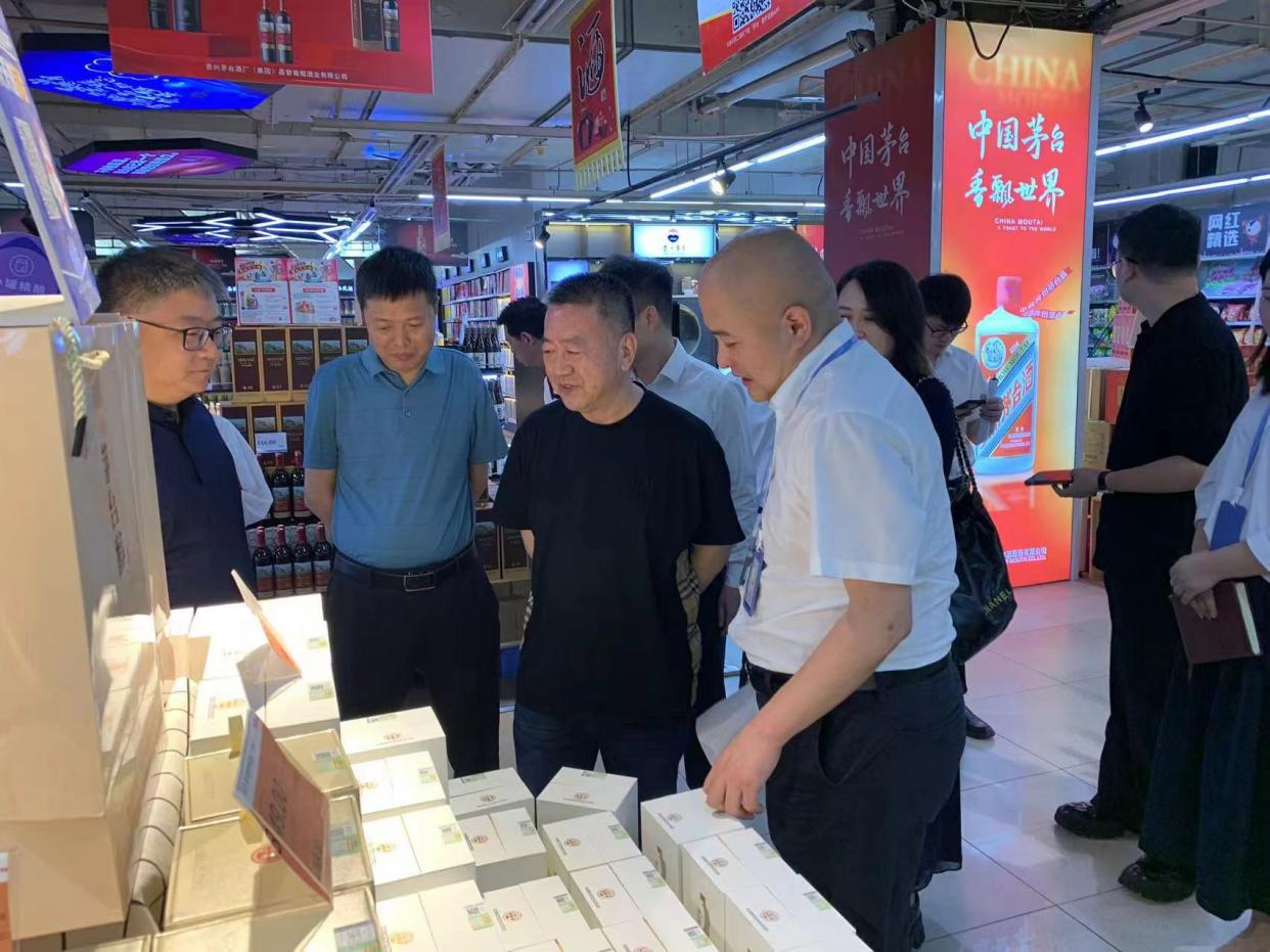 貴州茅臺(tái)酒廠(chǎng)（集團(tuán)）有限責(zé)任公司黨委委員、副總經(jīng)理萬(wàn)波一行調(diào)研西安市人人樂(lè)超市有限公司茅臺(tái)酒市場(chǎng)